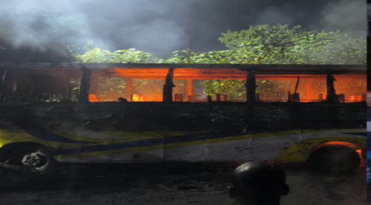 সাভারে যাত্রীবাহী বাসে আগুন
