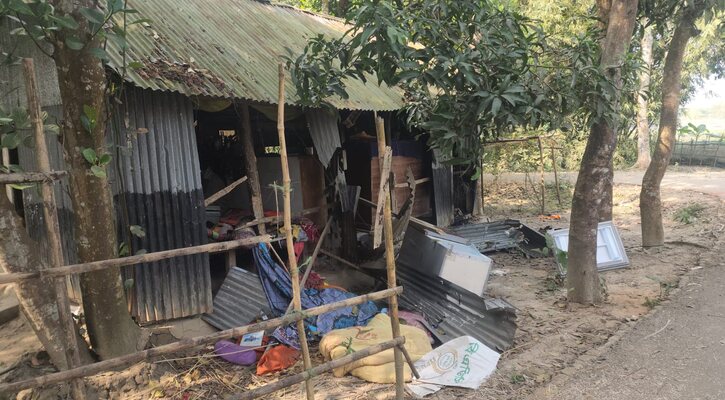 শরীয়তপুরে ইউপি চেয়ারম্যানের বিএনপিতে যোগদান ঘিরে সহিংসতা: বাড়িঘর ভাঙচুর , গ্রেপ্তার ৪