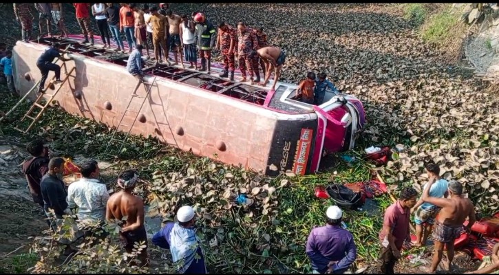 জাজিরায় যাত্রীবাহী বাস খাদে, আহত -২০