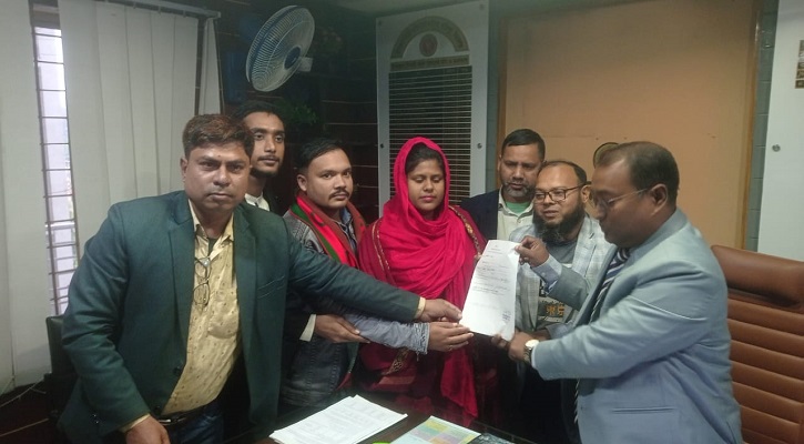 সিরাজগঞ্জ -১ আসনের গণঅধিকার পরিষদের মনোনয়ন পত্র জমা দিলেন সোনালী আক্তার