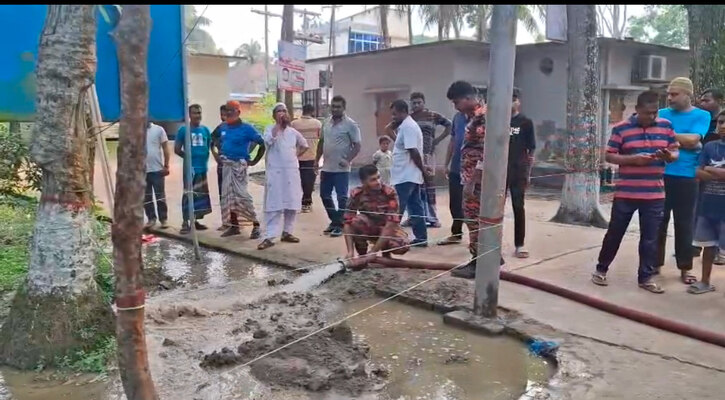 শরীয়তপুরে রহস্যজনকভাবে উত্তপ্ত  হয়ে গেছে মাটি, কারন খুঁজছে পুলিশ-ফায়ার সার্ভিস?